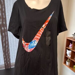 New with tags this is a  XXL Nike Women's Black Graphic Top